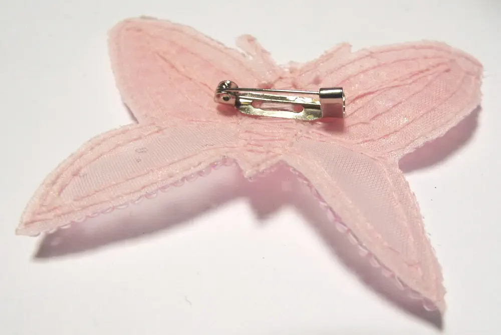 Applikation Schmetterling, rosa mit Pailletten und Perlen zum Anstecken 75 x 55 mm