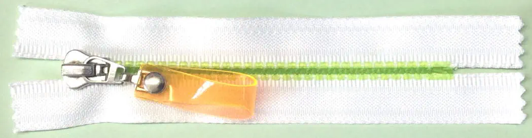 Reißverschluß weiß, 012 cm Kunststoff nicht teilbar mit neonfarbener Kette und Schmuckzipper