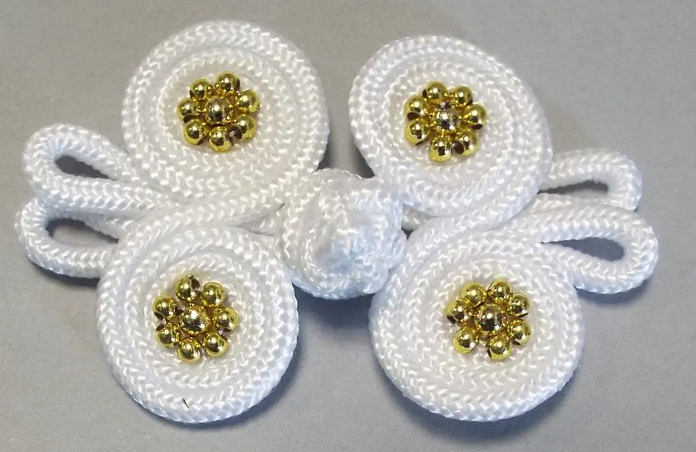 Posamentenverschluß mit goldenen Perlen (weiß)