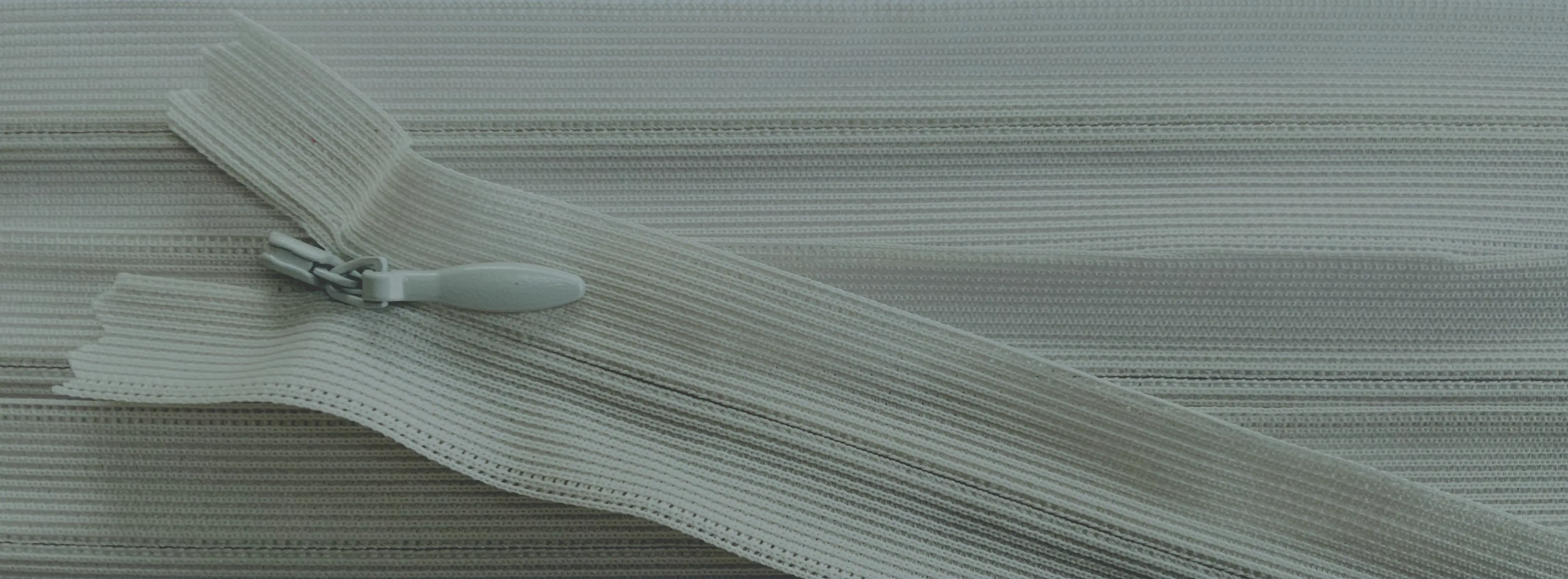 Reißverschluss grau hell kitt, 022 cm Kunststoff nahtverdeckt