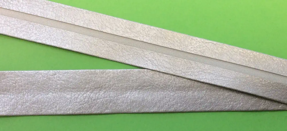 Einfaßband/Kunstleder 20mm vorgefalzt siber