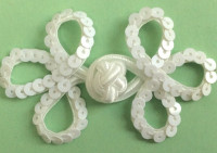 Posamentenverschluß weiß mit Pailletten Posamentenverschluß weiß mit Pailletten