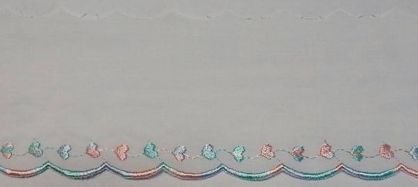 Baumwollspitze weiss mit farbig gestickter Bogenkante 80 mm